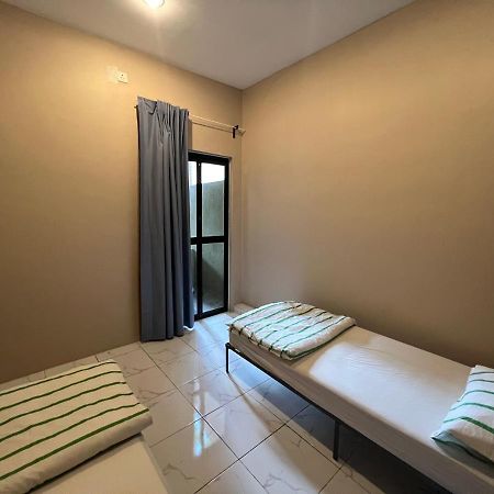 Theatbas Homestay 17 In Seri Iskandar Perak 3 Bedroom Bota Exterior photo