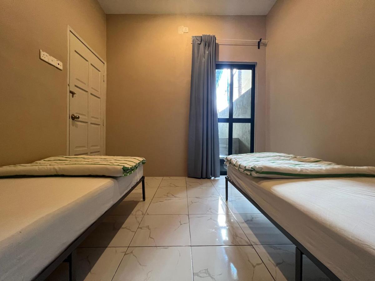 Theatbas Homestay 17 In Seri Iskandar Perak 3 Bedroom Bota Exterior photo